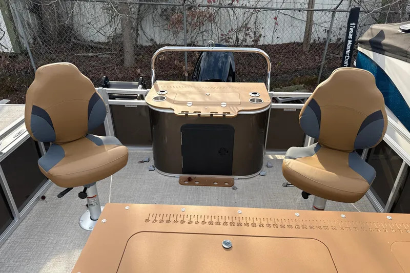 The Image of Tahoe Sport 85 Rear Fish 2026 - 1