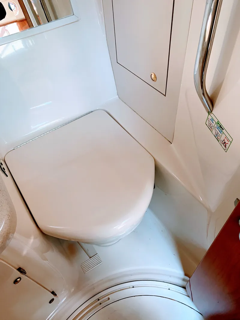 Slide: The Image of Bathroom in 1999 Sea Ray 370 Express Cruiser. - 37