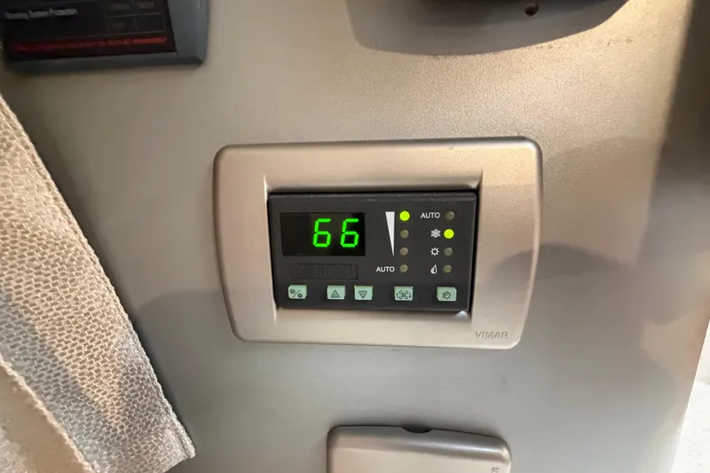 Slide: The Image of Digital control panel displaying "66" on a 2006 Formula 400 Super Sport. - 35