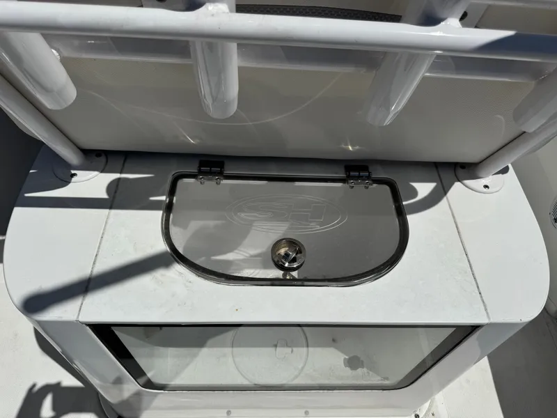 Slide: The Image of 2024 Sea Hunt Gamefish 25, boat compartment with glass cover. - 25