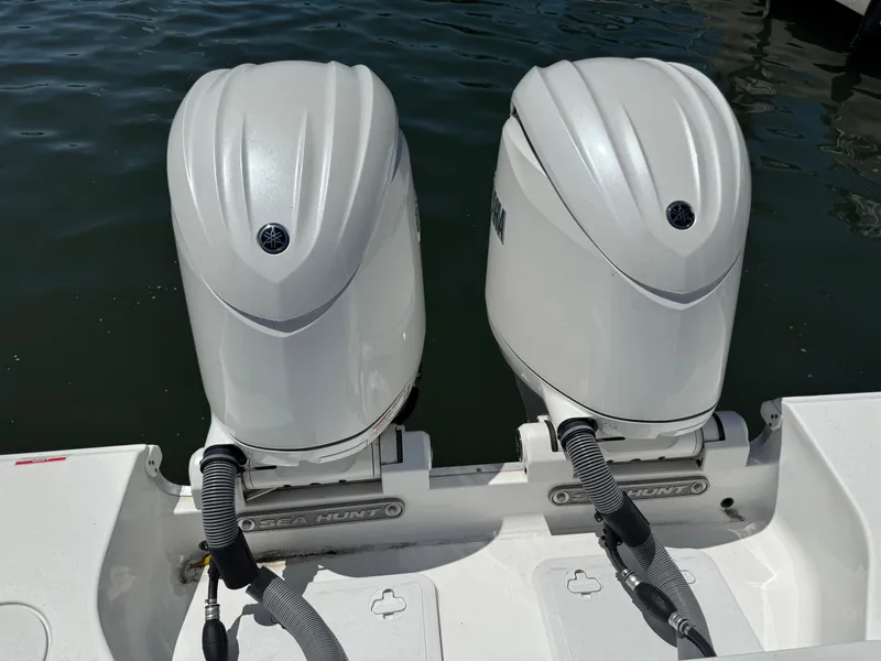 Slide: The Image of Twin engines on a 2024 Sea Hunt Gamefish 25 boat. - 34