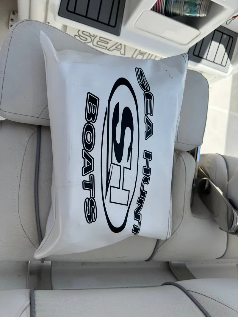 Slide: The Image of Sea Hunt Gamefish 25 boat cushion, 2024 model. - 35