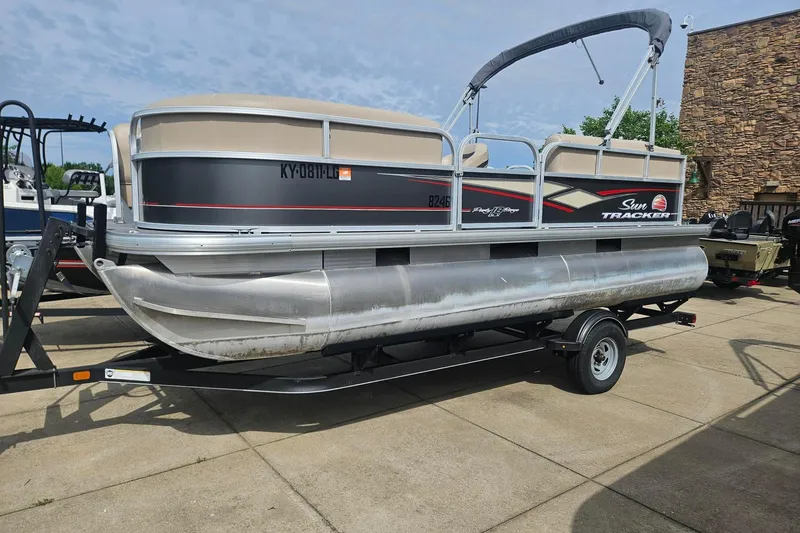 The Image of Sun Tracker Party Barge 18 DLX 2019 - 0