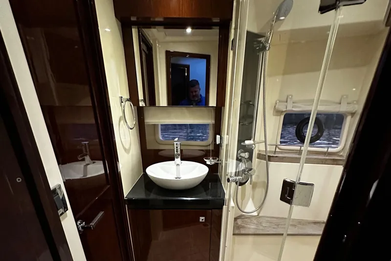 Slide: The Image of Luxurious bathroom on the 2015 Sea Ray 510 Fly yacht. - 41