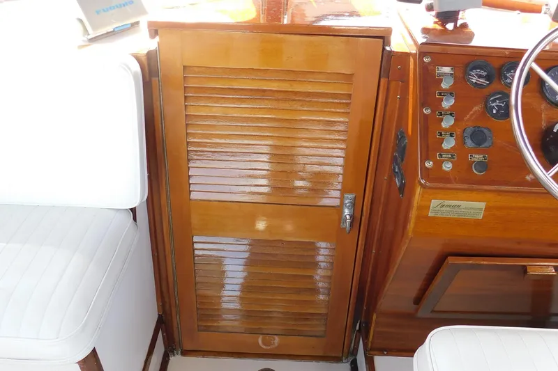 Slide: The Image of Interior of a 1995 Lyman 27 Cruisette boat. - 18