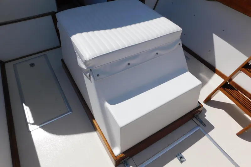 Slide: The Image of White cushioned seating on 1995 Lyman 27 Cruisette boat deck. - 25