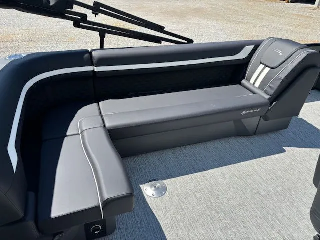 Slide: The Image of Bennington 22 SL Sport 2026 - 11