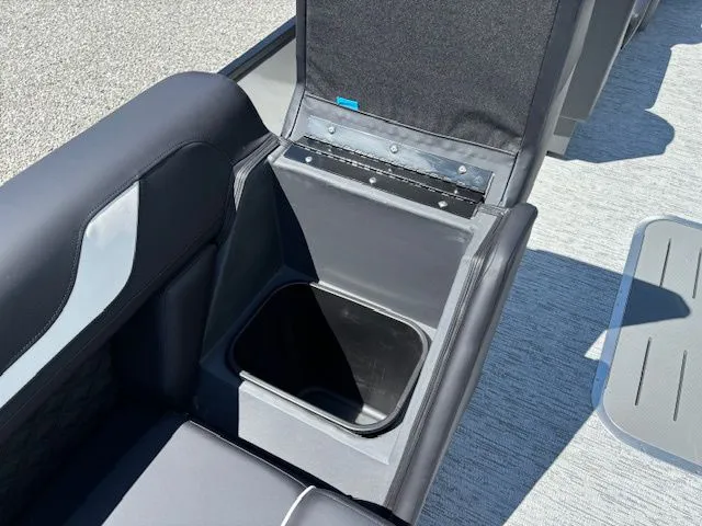 Slide: The Image of Bennington 22 SL Sport 2026 - 13