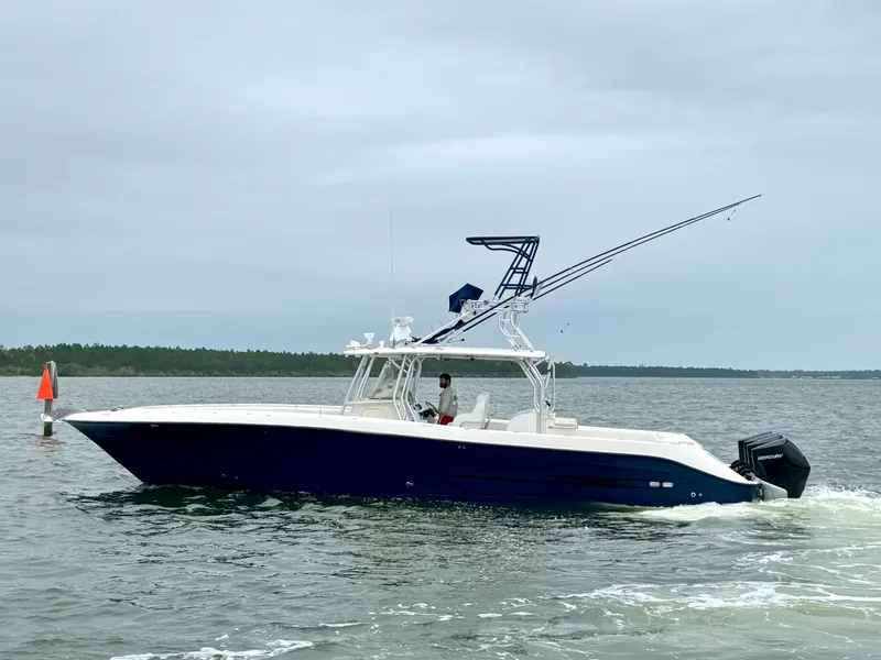 Slide: The Image of 2009 Hydra-Sports Vector 4100CC boat on the water. - 14