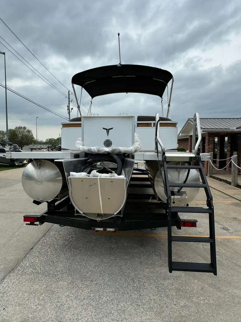 Slide: The Image of Tahoe LTZ 2385 QL 2025 - 3