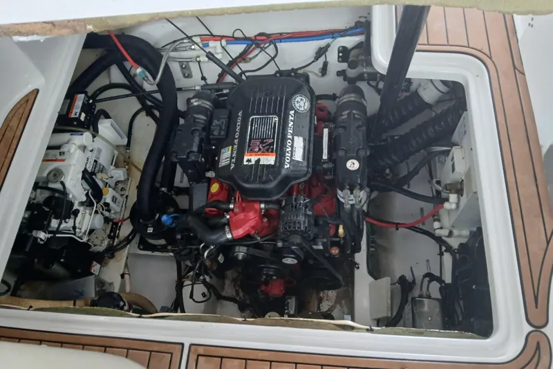 Slide: The Image of Engine compartment of a 2006 Four Winns 278 Vista boat with Volvo Penta engine. - 17