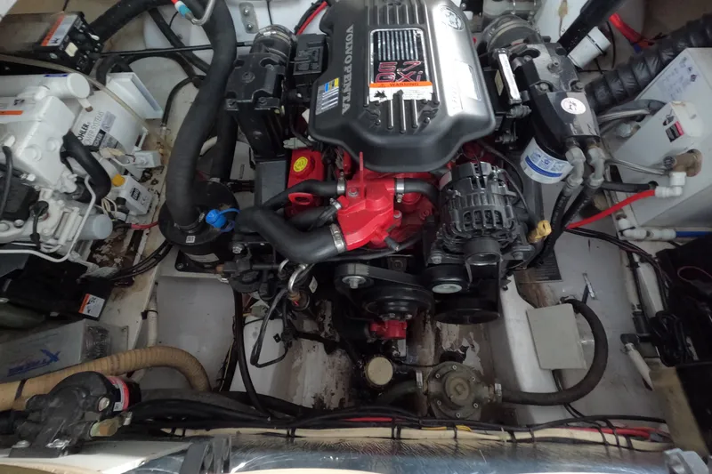 Slide: The Image of Engine compartment of a 2006 Four Winns 278 Vista boat. - 18