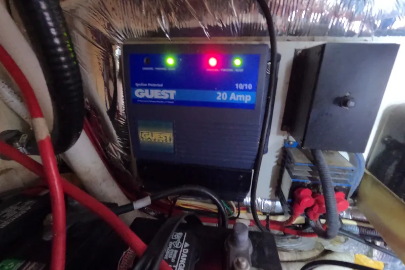 Slide: The Image of Boat electrical system in Four Winns 278 Vista 2006, 20 Amp charger. - 21