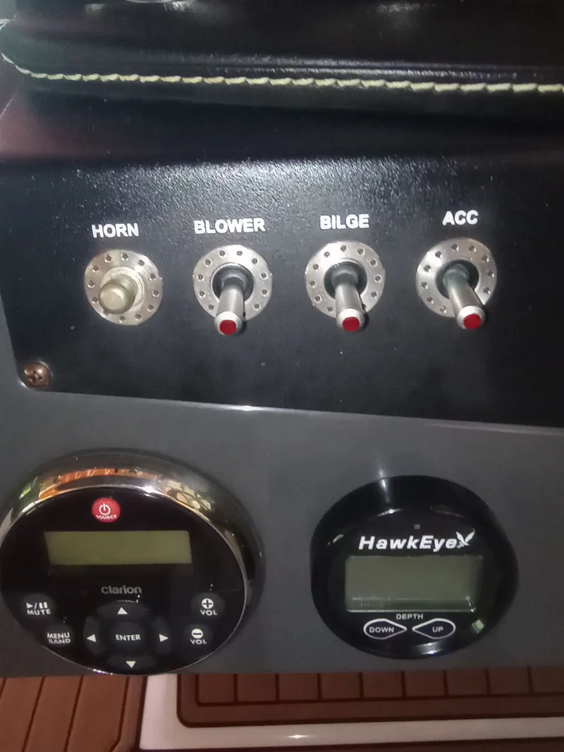 Slide: The Image of Dashboard of a 2013 Four Winns H260 boat. - 13