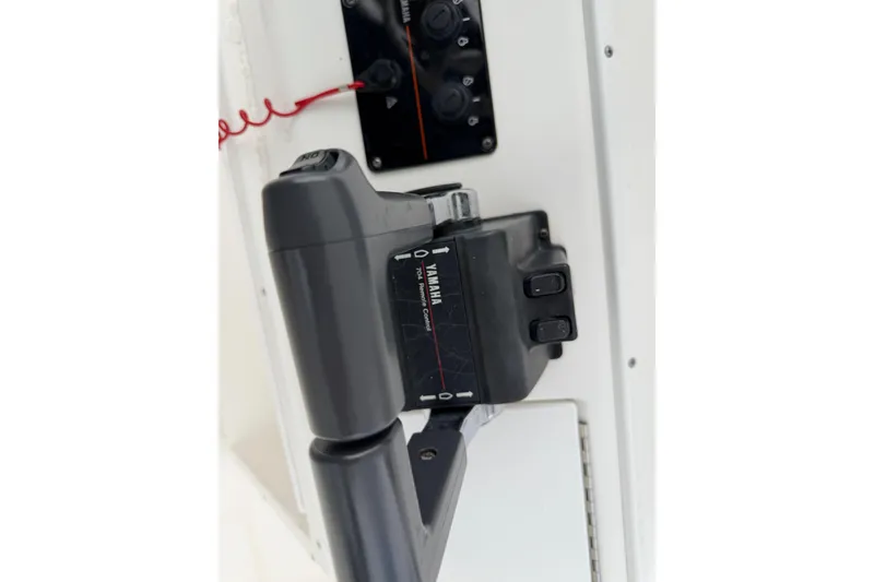 Slide: The Image of Close-up of Yamaha throttle control on 2002 Regulator 32 Forward Seating boat. - 19