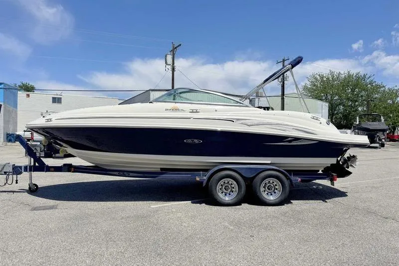 The Image of Sea Ray 220 Sundeck 2005 - 1
