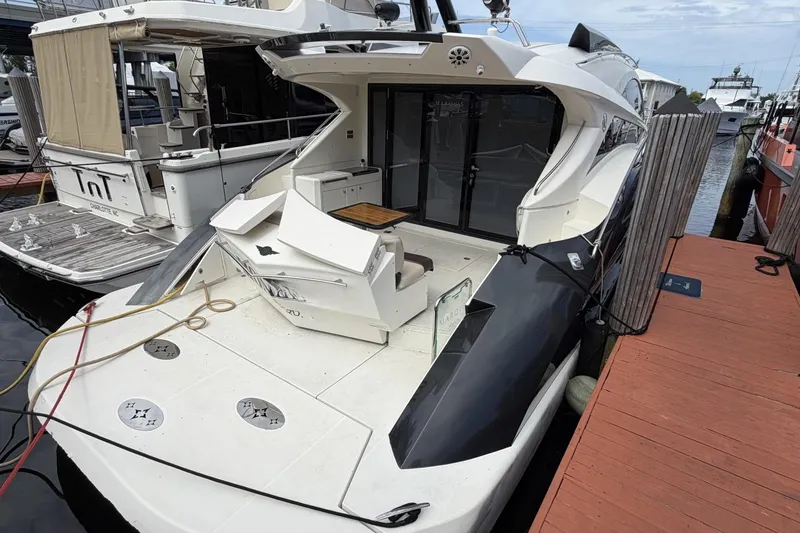 Slide: The Image of Luxury 2009 Marquis 500 Sport Coupe yacht docked at marina. - 7