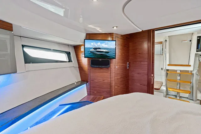Slide: The Image of Boston Whaler 405 Conquest 2023 - 31