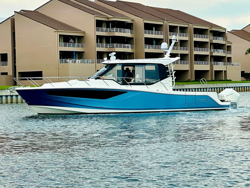 Slide: The Image of Boston Whaler 405 Conquest 2023 - 1