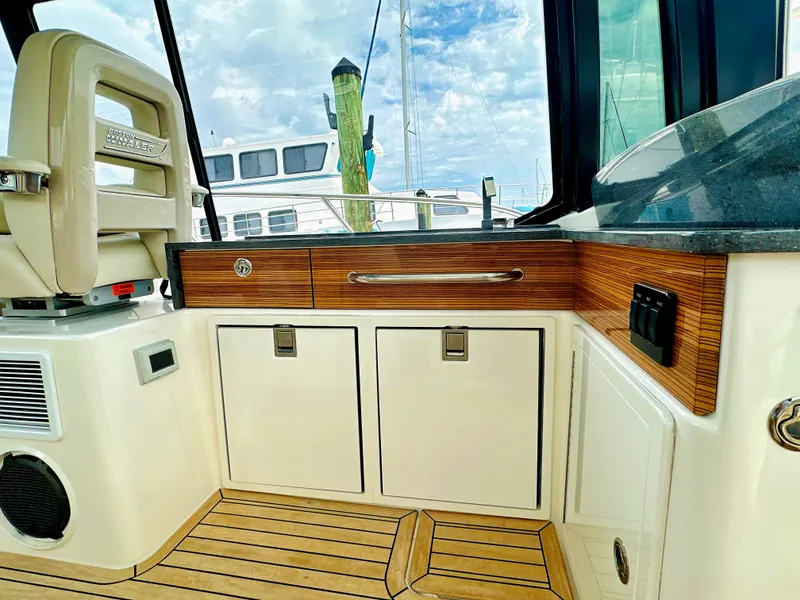 Slide: The Image of Boston Whaler 405 Conquest 2023 - 12