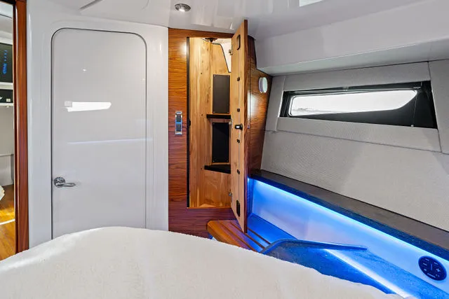Slide: The Image of Boston Whaler 405 Conquest 2023 - 29