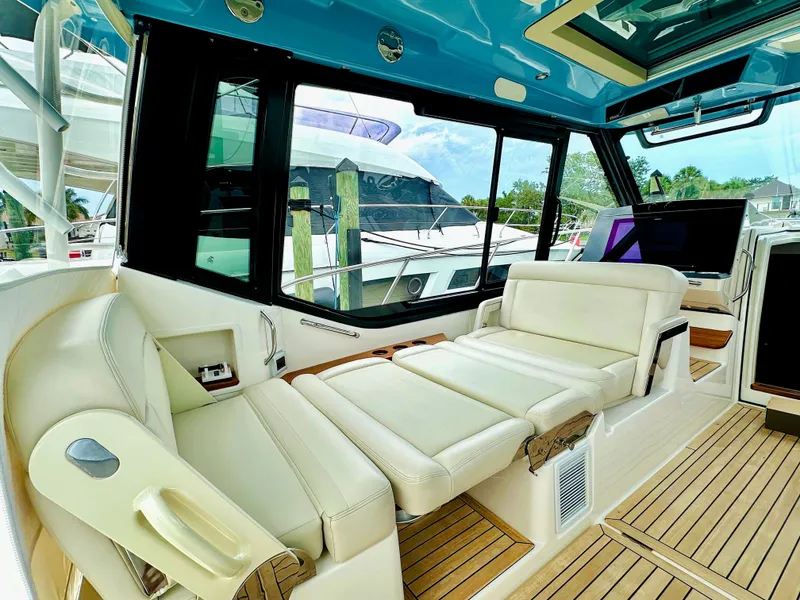 Slide: The Image of Boston Whaler 405 Conquest 2023 - 7