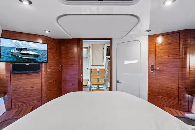 Slide: The Image of Boston Whaler 405 Conquest 2023 - 28