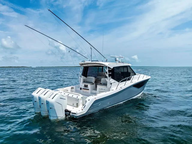 Slide: The Image of Boston Whaler 405 Conquest 2023 - 44