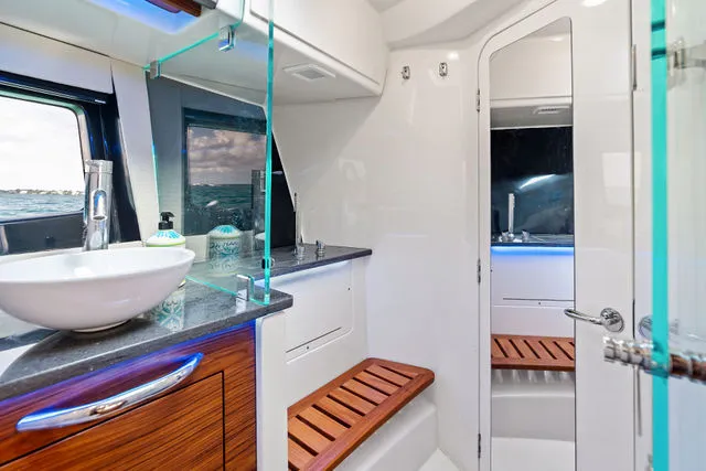 Slide: The Image of Boston Whaler 405 Conquest 2023 - 41