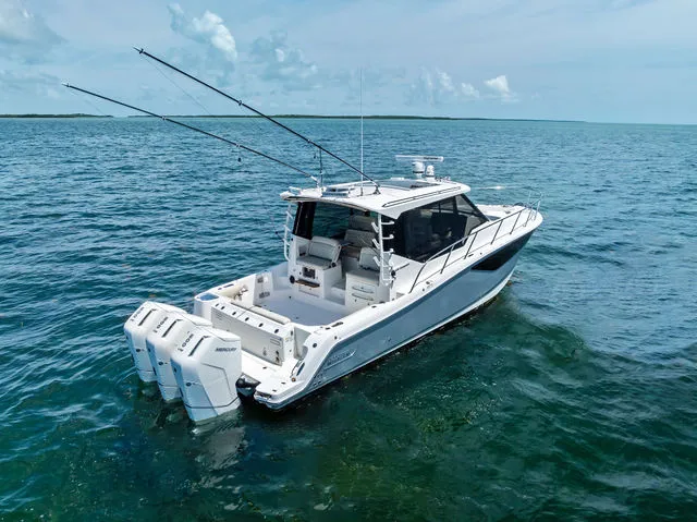 Slide: The Image of Boston Whaler 405 Conquest 2023 - 43