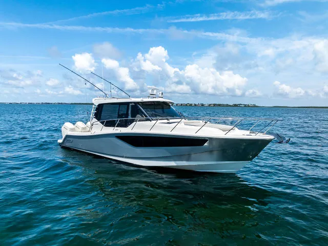 Slide: The Image of Boston Whaler 405 Conquest 2023 - 47
