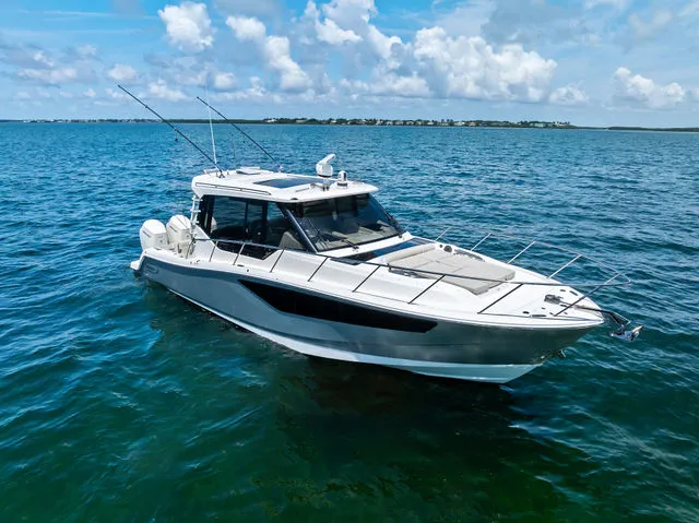 Slide: The Image of Boston Whaler 405 Conquest 2023 - 48