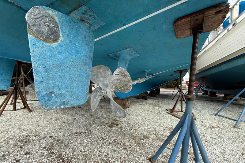 Slide: The Image of 1979 Hatteras 46 Convertible boat hull and propeller on stands. - 38