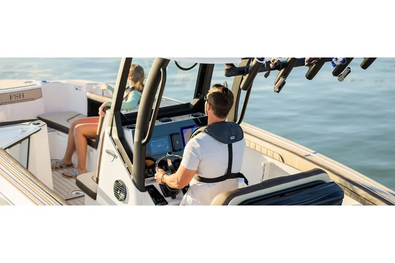 Slide: The Image of Yamaha 255 FSH Sport H 2026 on water with passengers. - 7