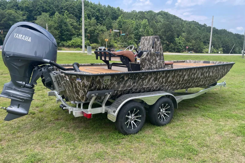 Slide: The Image of Avid 20 Rogue CC 2026 boat with Yamaha motor on trailer, parked on grass. - 10
