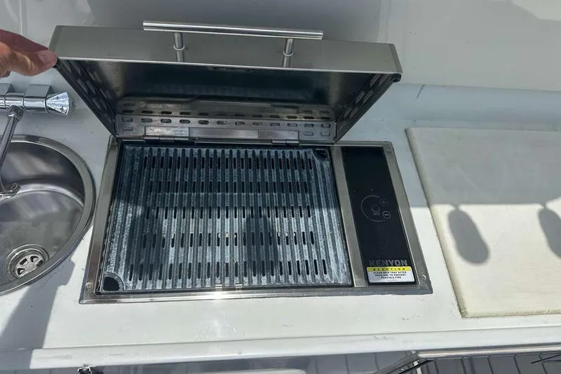 Slide: The Image of Outdoor grill and sink on a 2014 Yellowfin 42 Offshore boat. - 13