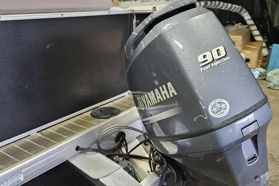 Slide: The Image of 2013 Sweetwater SW 2286 with Yamaha 90 horsepower outboard motor. - 5