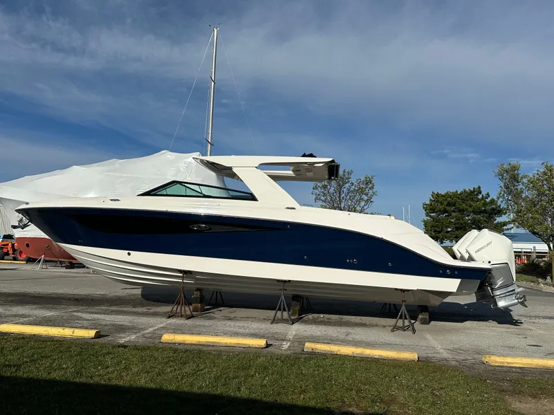Slide: The Image of Sea Ray SLX 400 Outboard 2023 - 0
