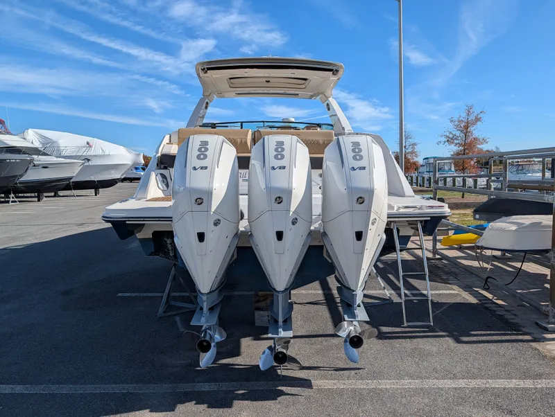 Slide: The Image of Sea Ray SLX 400 Outboard 2023 - 1
