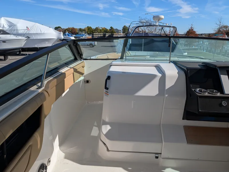 Slide: The Image of Sea Ray SLX 400 Outboard 2023 - 10