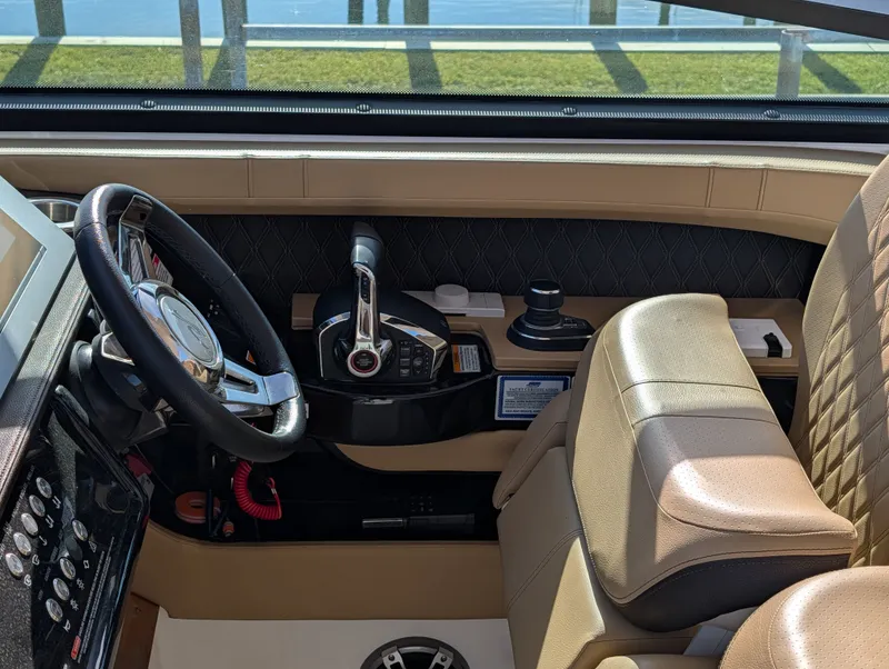 Slide: The Image of Sea Ray SLX 400 Outboard 2023 - 11