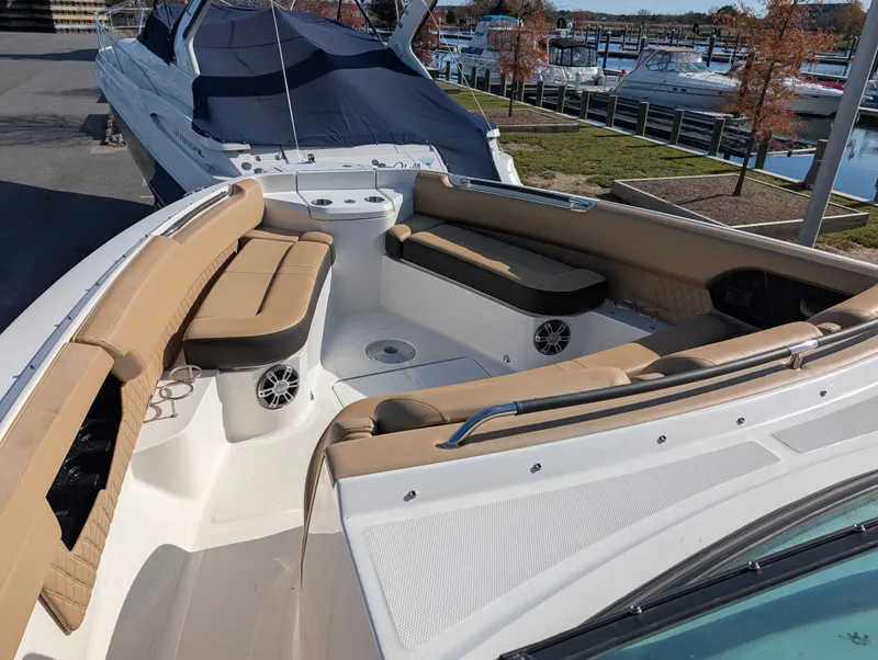 Slide: The Image of Sea Ray SLX 400 Outboard 2023 - 13