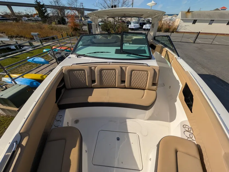 Slide: The Image of Sea Ray SLX 400 Outboard 2023 - 16