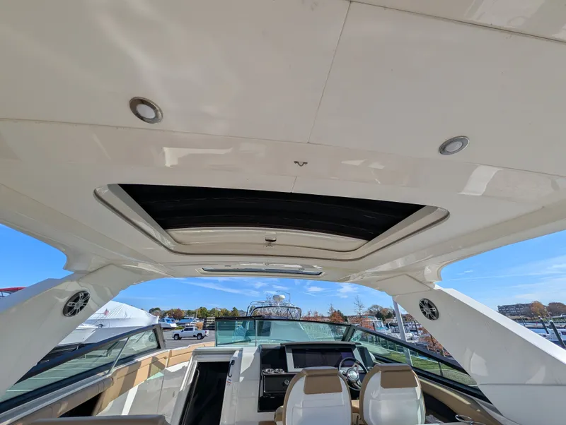 Slide: The Image of Sea Ray SLX 400 Outboard 2023 - 18