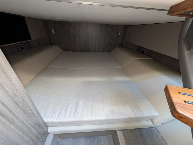 Slide: The Image of Sea Ray SLX 400 Outboard 2023 - 24