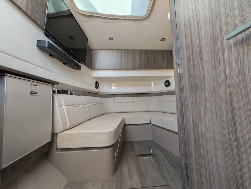 Slide: The Image of Sea Ray SLX 400 Outboard 2023 - 26