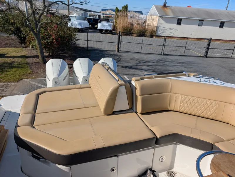Slide: The Image of Sea Ray SLX 400 Outboard 2023 - 27