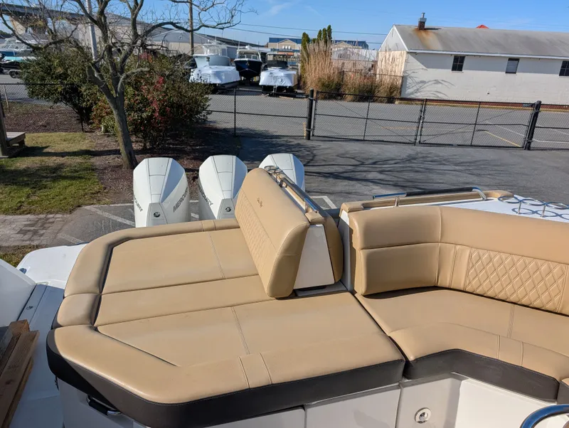 Slide: The Image of Sea Ray SLX 400 Outboard 2023 - 28