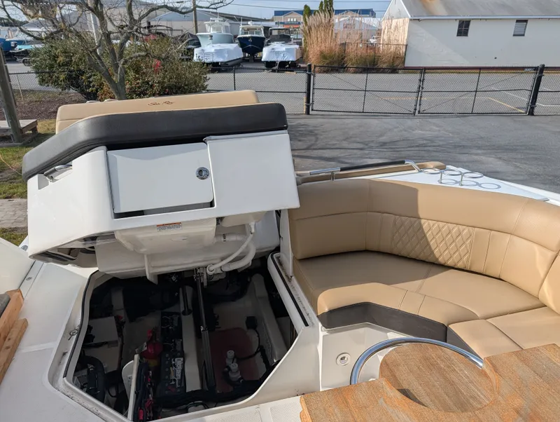 Slide: The Image of Sea Ray SLX 400 Outboard 2023 - 29