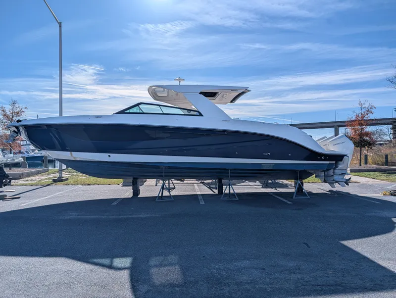 Slide: The Image of Sea Ray SLX 400 Outboard 2023 - 3
